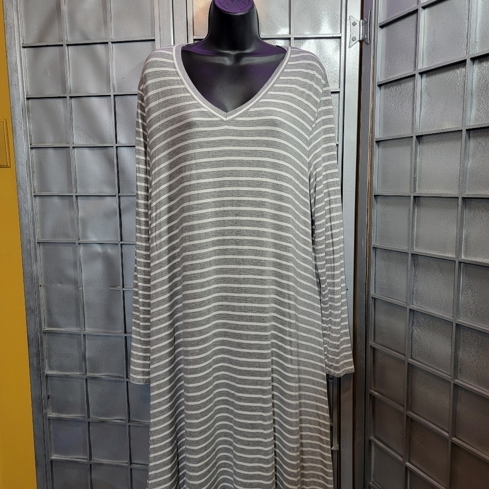 A dip of darling XXXL long dress with shark bite hem. Grey with white stripes